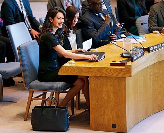 艾瑪・克隆尼出席聯合國安理會，她的包包商標不明顯、偏直線結構，符合社會期待